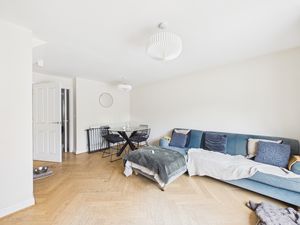 Lounge/Diner- click for photo gallery